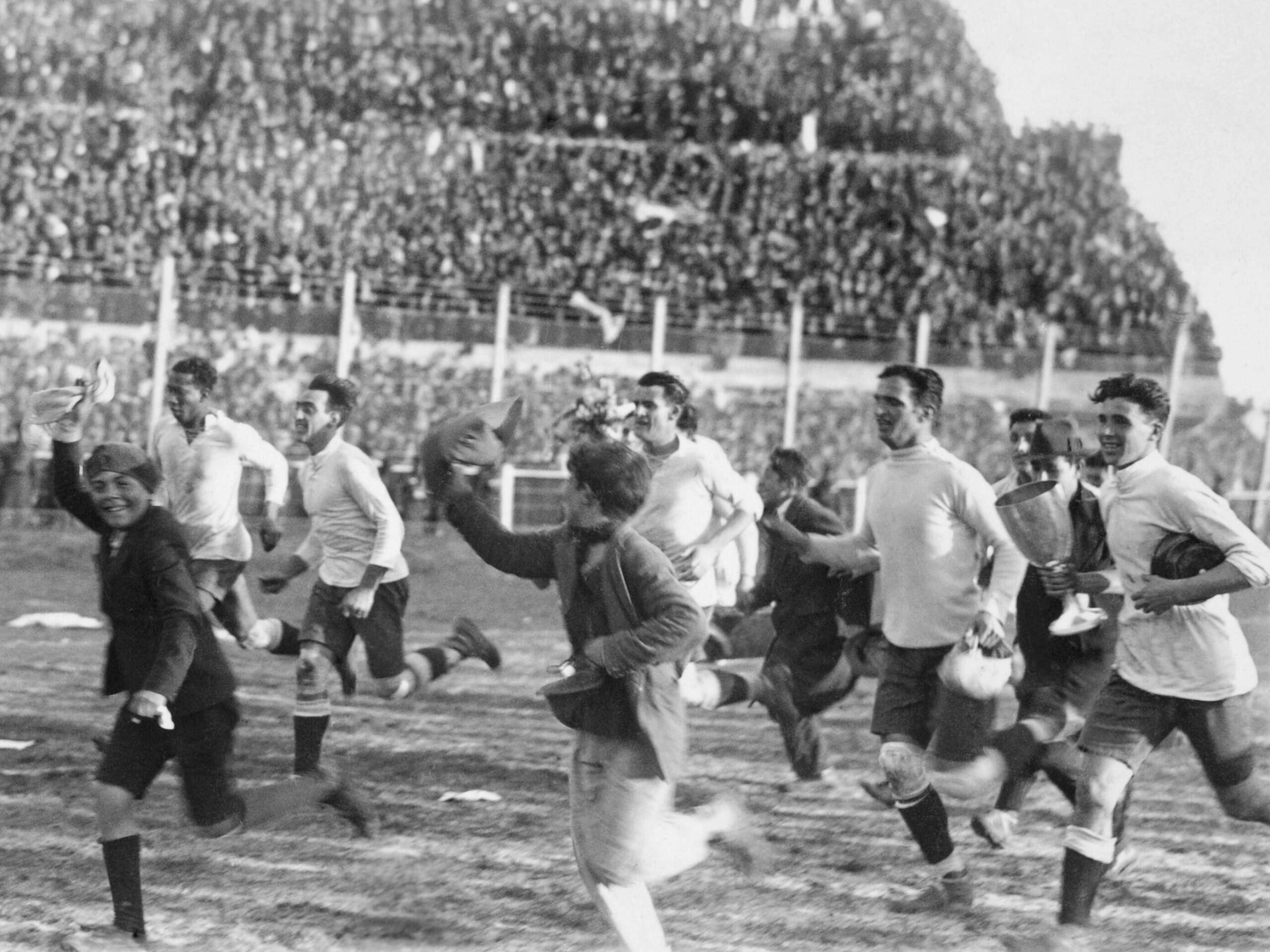 Joueurs uruguayens célébrant leur victoire en finale de la Coupe du monde de la FIFA 1930.